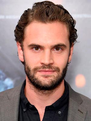 Том Бейтман в роли Мэтта Пирса